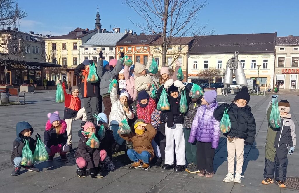 Zdjęcie 1 z 36 – Z wizytą na targu – klasa I c poznaje zapomniane zaułki Nowego Targu :)