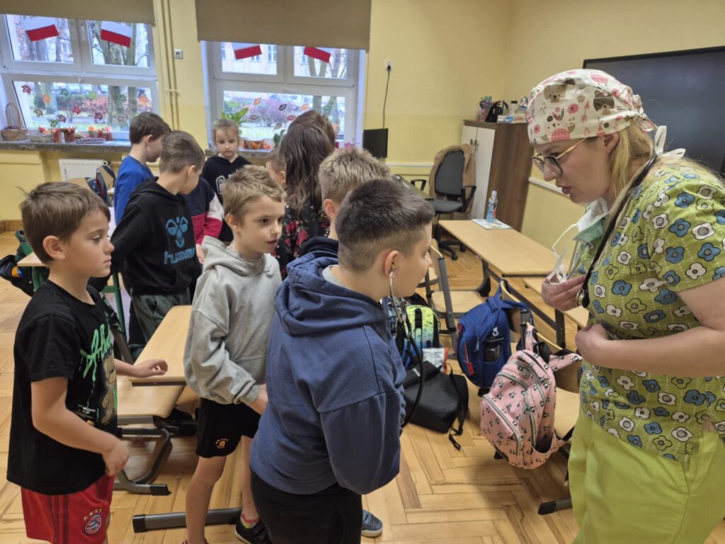 Zdjęcie 2 z 14 – SPOTKANIE Z PANIĄ PIELĘGNIARKĄ W KL. 2B