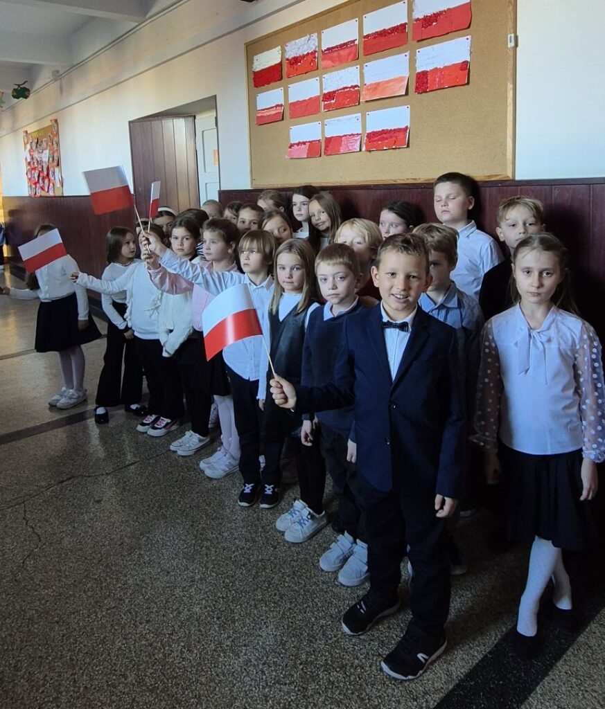 Zdjęcie 7 z 11 – „Szkoła do hymnu”