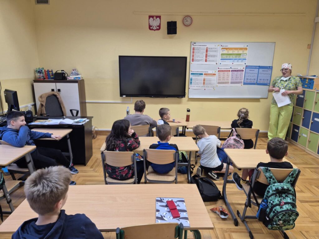 Zdjęcie 7 z 14 – SPOTKANIE Z PANIĄ PIELĘGNIARKĄ W KL. 2B