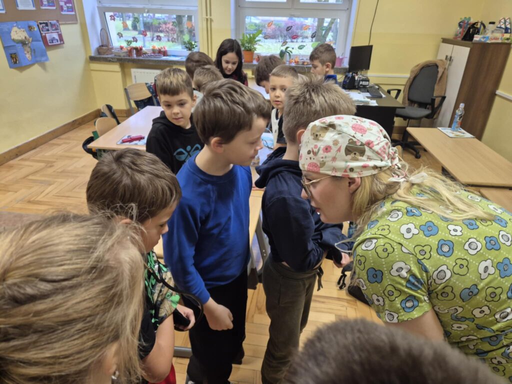 Zdjęcie 8 z 14 – SPOTKANIE Z PANIĄ PIELĘGNIARKĄ W KL. 2B