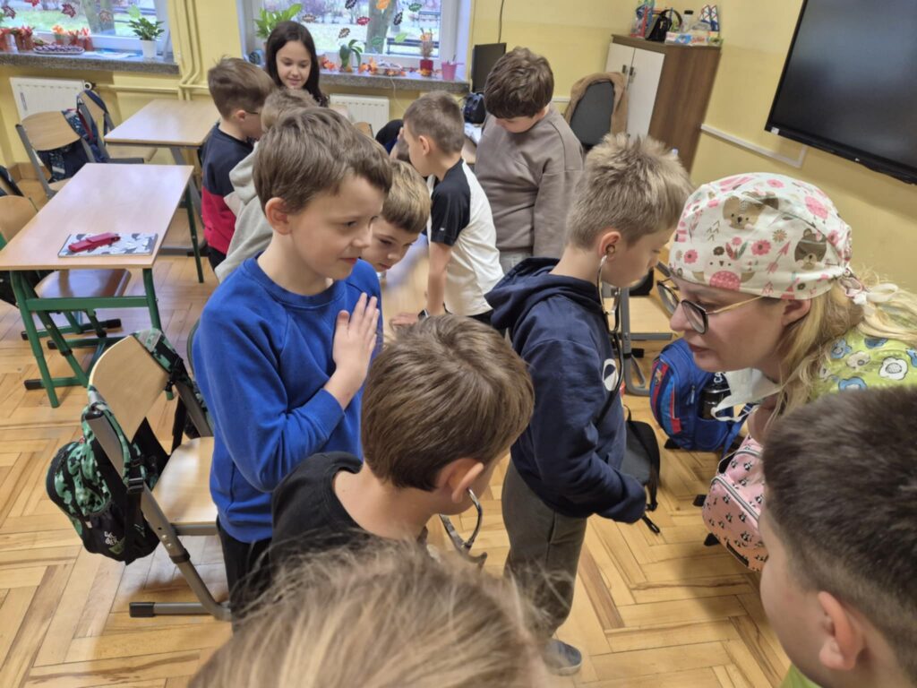 Zdjęcie 11 z 14 – SPOTKANIE Z PANIĄ PIELĘGNIARKĄ W KL. 2B