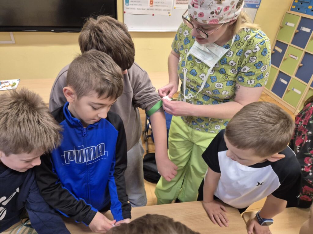 Zdjęcie 13 z 14 – SPOTKANIE Z PANIĄ PIELĘGNIARKĄ W KL. 2B