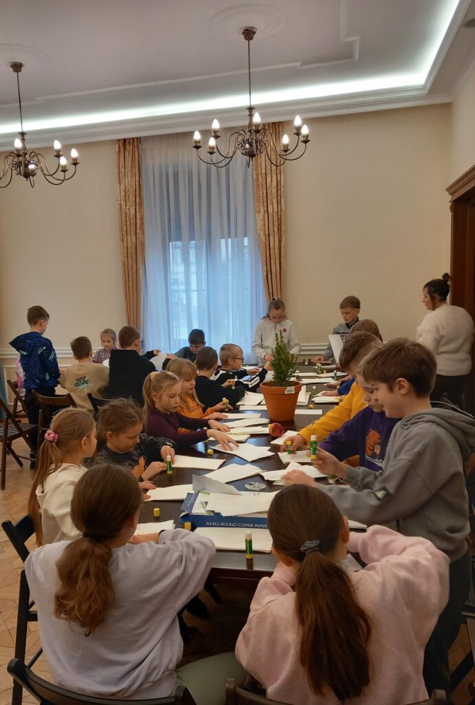 Zdjęcie 10 z 13 – Warsztaty ozdób choinkowych z klasą 3a i 3b