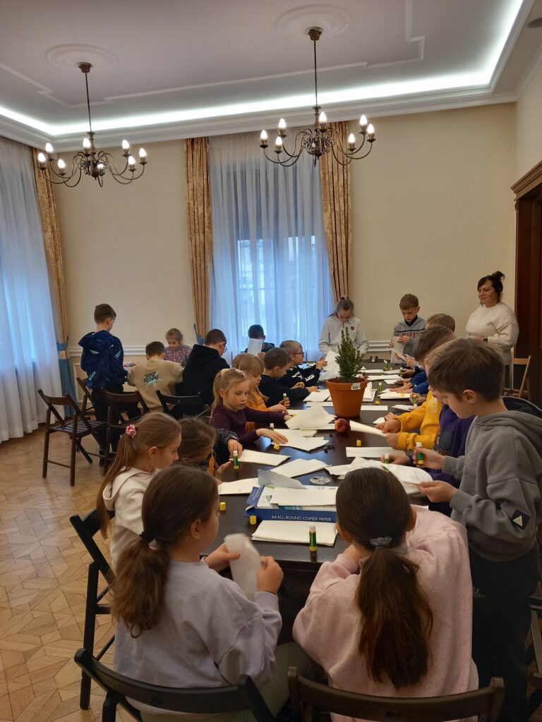 Zdjęcie 1 z 13 – Warsztaty ozdób choinkowych z klasą 3a i 3b