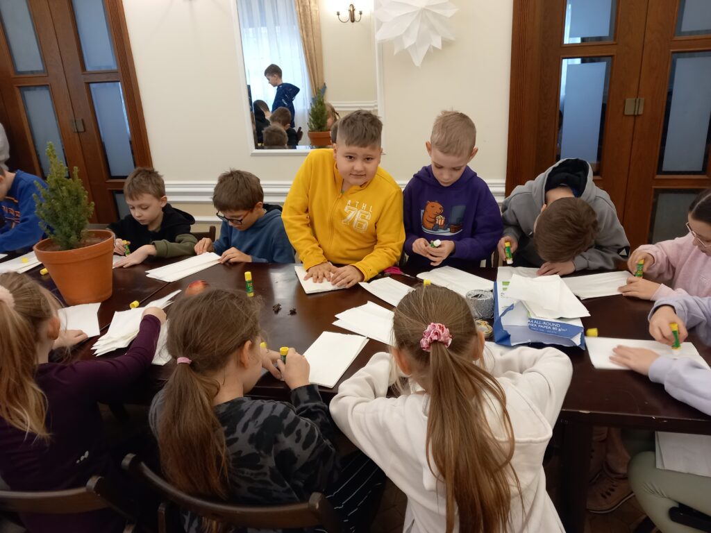 Zdjęcie 2 z 13 – Warsztaty ozdób choinkowych z klasą 3a i 3b