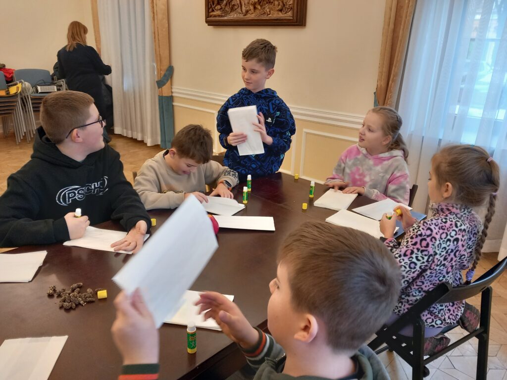 Zdjęcie 3 z 13 – Warsztaty ozdób choinkowych z klasą 3a i 3b