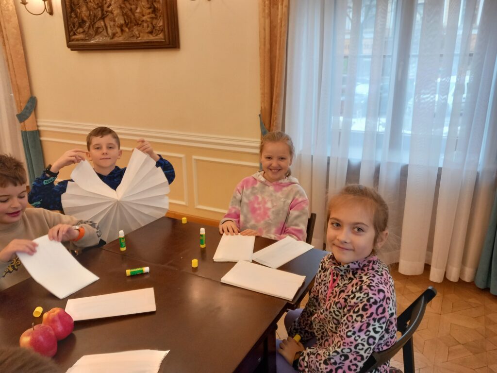Zdjęcie 4 z 13 – Warsztaty ozdób choinkowych z klasą 3a i 3b