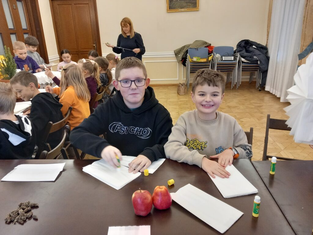Zdjęcie 6 z 13 – Warsztaty ozdób choinkowych z klasą 3a i 3b