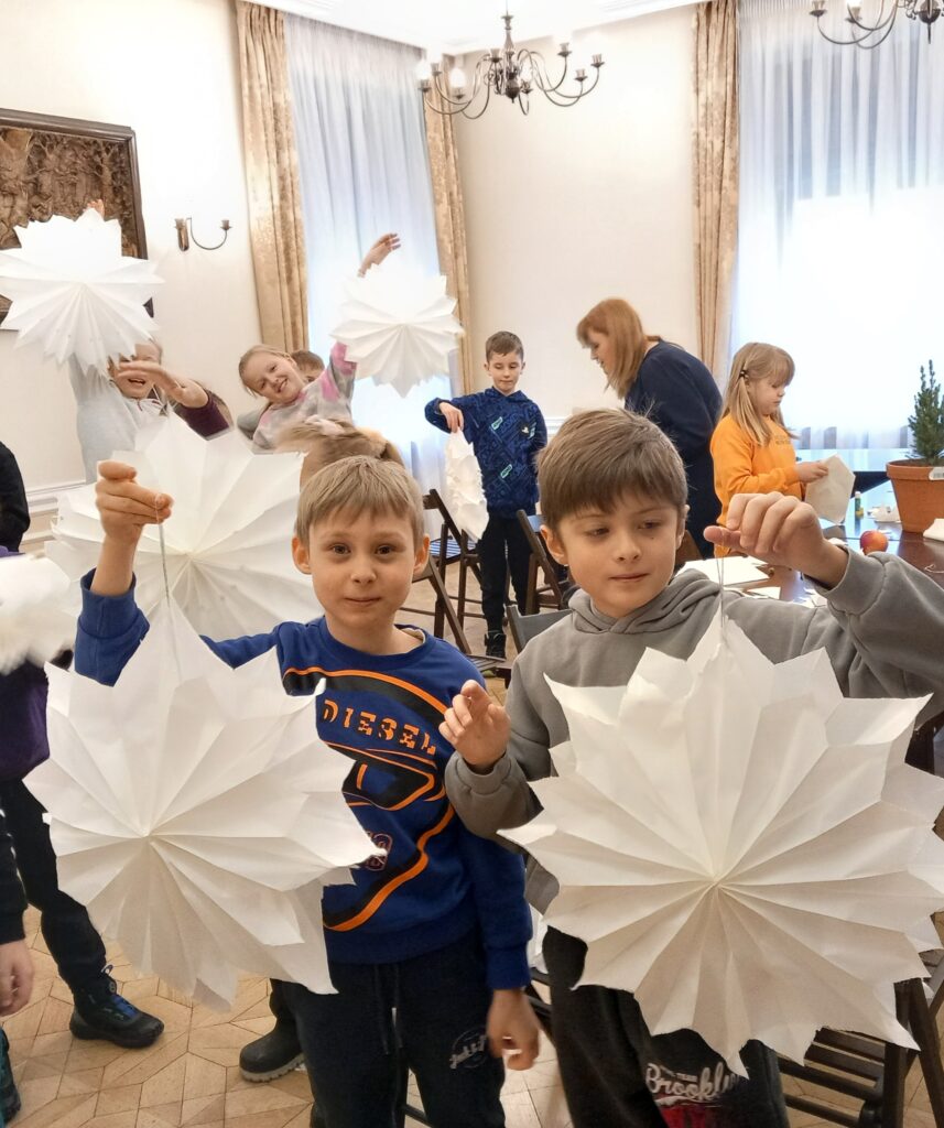 Zdjęcie 12 z 13 – Warsztaty ozdób choinkowych z klasą 3a i 3b