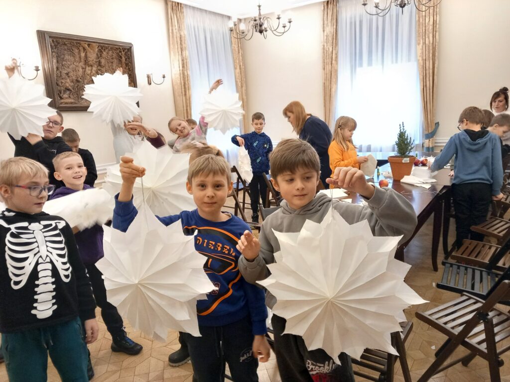 Zdjęcie 8 z 13 – Warsztaty ozdób choinkowych z klasą 3a i 3b