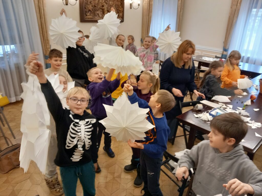 Zdjęcie 9 z 13 – Warsztaty ozdób choinkowych z klasą 3a i 3b