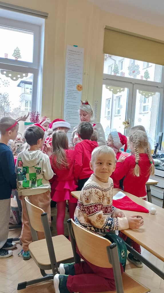 Zdjęcie 18 z 19 – Mikołajki w klasie 1a