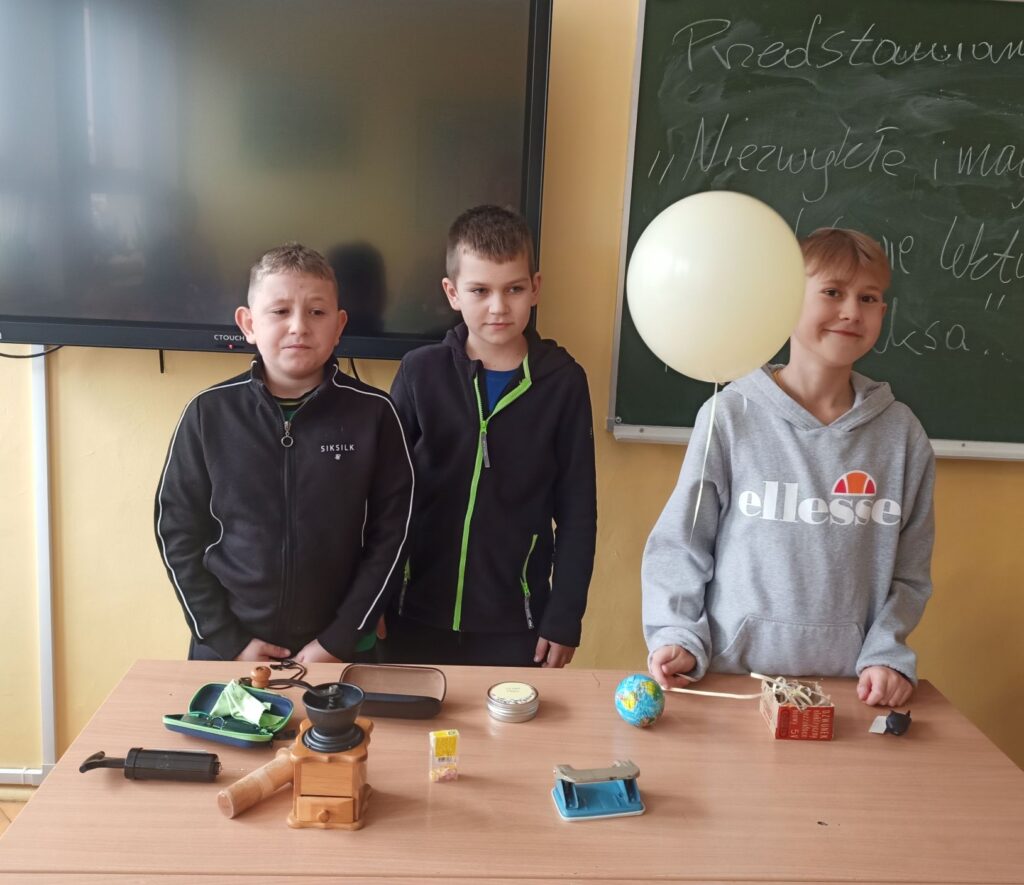 Zdjęcie 23 z 30 – Projekt „Niezwykłe i magiczne przedmioty” zainspirowany lekturą „Akademia Pana Kleksa” Jana Brzechwy.