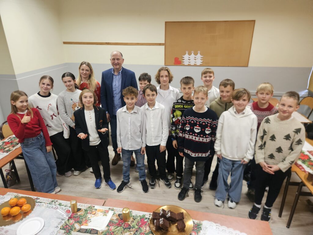 Zdjęcie 1 z 4 – WIGILIA KLASOWA W 5C SPORTOWEJ