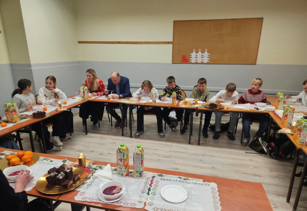 Zdjęcie 2 z 4 – WIGILIA KLASOWA W 5C SPORTOWEJ