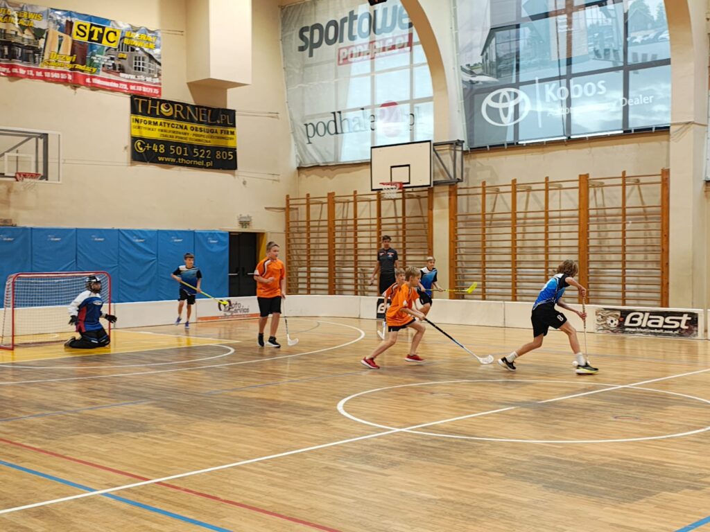 Zdjęcie 4 z 16 – SZKOŁA PODSTAWOWOWA NR 1 MISTRZEM MAŁOPOLSKI W UNIHOKEJU W KATEGORII CHŁOPCÓW KLAS IV-VI