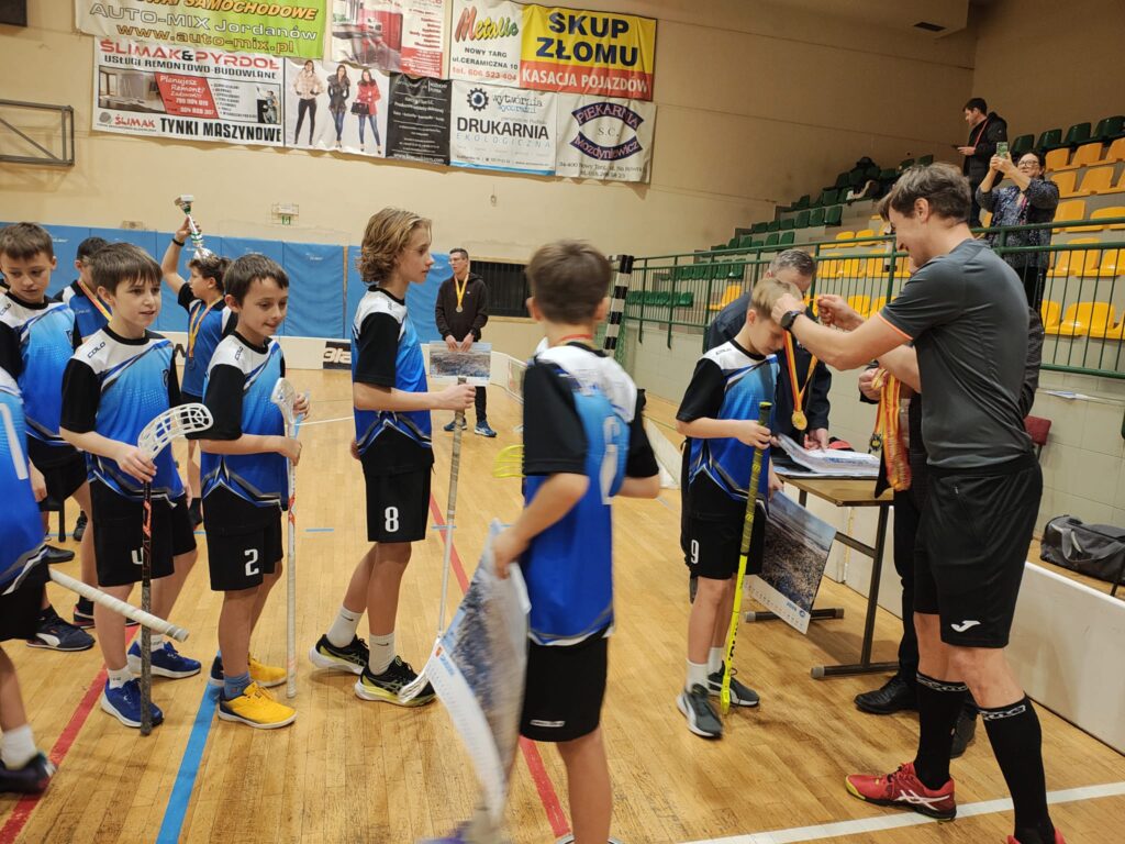 Zdjęcie 7 z 16 – SZKOŁA PODSTAWOWOWA NR 1 MISTRZEM MAŁOPOLSKI W UNIHOKEJU W KATEGORII CHŁOPCÓW KLAS IV-VI