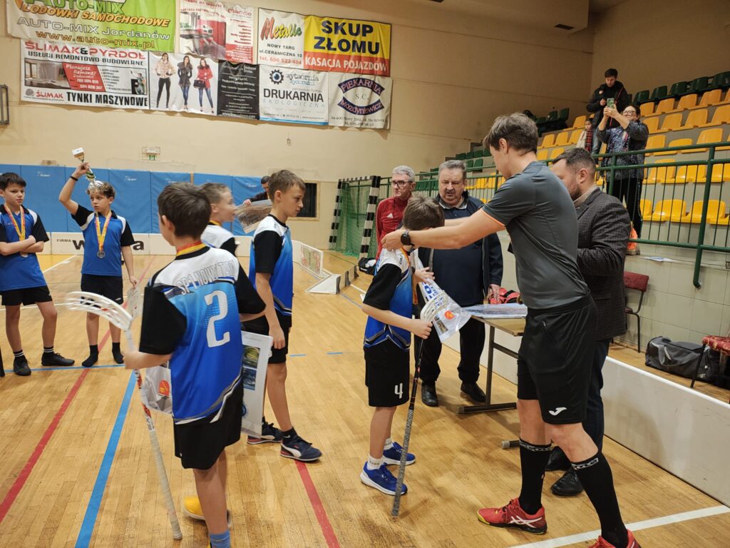 Zdjęcie 14 z 16 – SZKOŁA PODSTAWOWOWA NR 1 MISTRZEM MAŁOPOLSKI W UNIHOKEJU W KATEGORII CHŁOPCÓW KLAS IV-VI