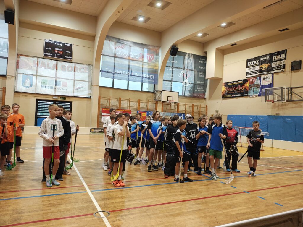 Zdjęcie 15 z 16 – SZKOŁA PODSTAWOWOWA NR 1 MISTRZEM MAŁOPOLSKI W UNIHOKEJU W KATEGORII CHŁOPCÓW KLAS IV-VI