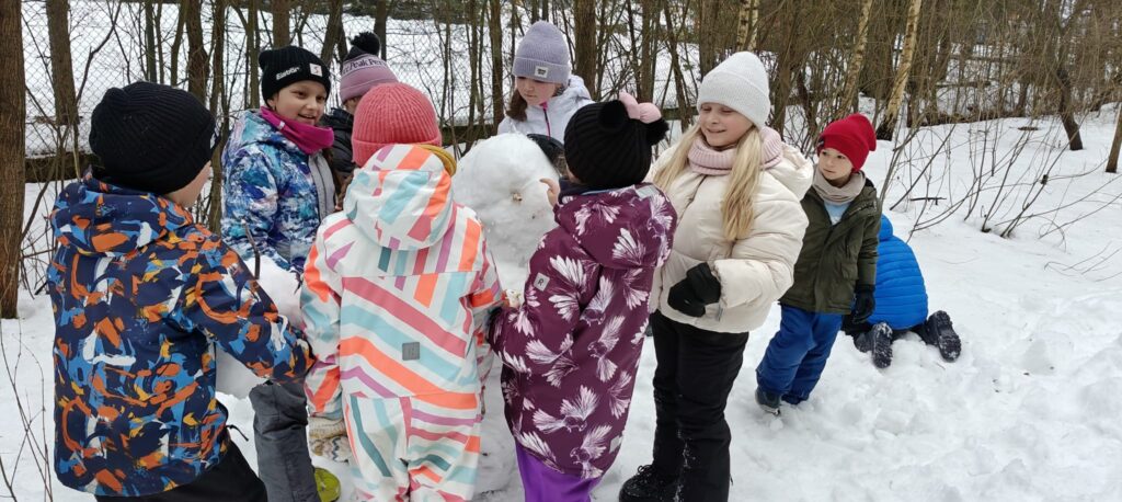 Zdjęcie 9 z 26 – Zimowa wyprawa klasy 2a do rezerwatu ,,Bór na Czerwonem”