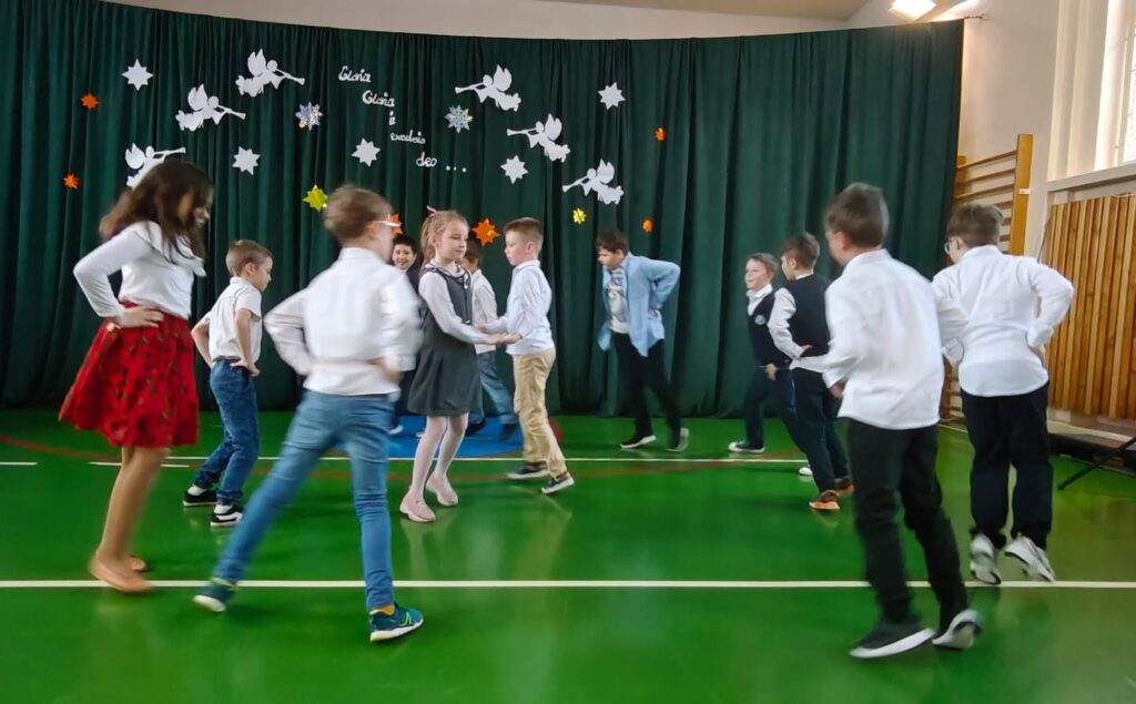 Zdjęcie 28 z 39 – SZKOLNY KONKURS KOLĘD I PASTORAŁEK KLAS „0”-3