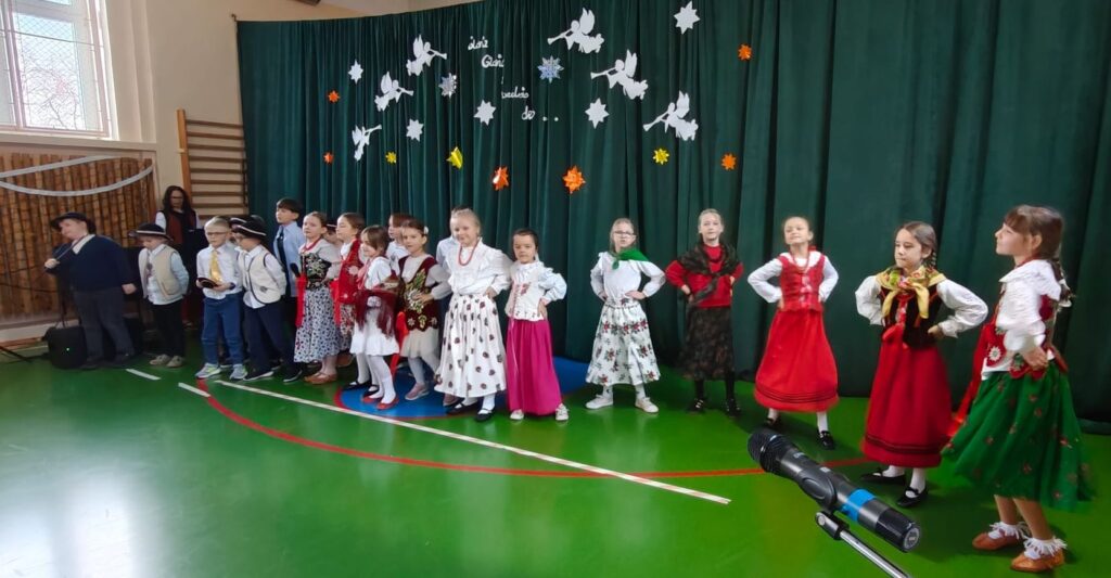 Zdjęcie 32 z 39 – SZKOLNY KONKURS KOLĘD I PASTORAŁEK KLAS „0”-3