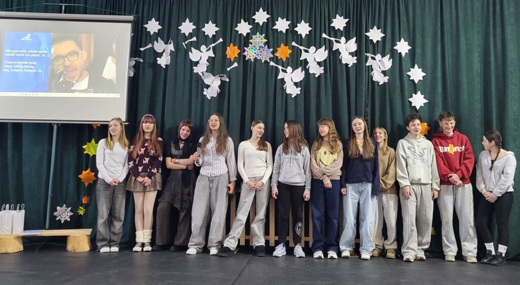 Zdjęcie 7 z 13 – II SZKOLNY KONKURS KOLĘD I PASTORAŁEK KLAS IV – VIII