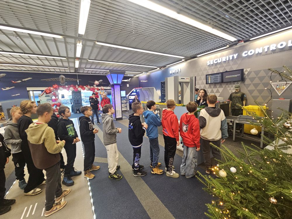 Zdjęcie 25 z 35 – Wycieczka mikołajkowa do Muzeum Lotnictwa Polskiego i Centrum Edukacji Lotniczej na Lotnisku Kraków-Balice