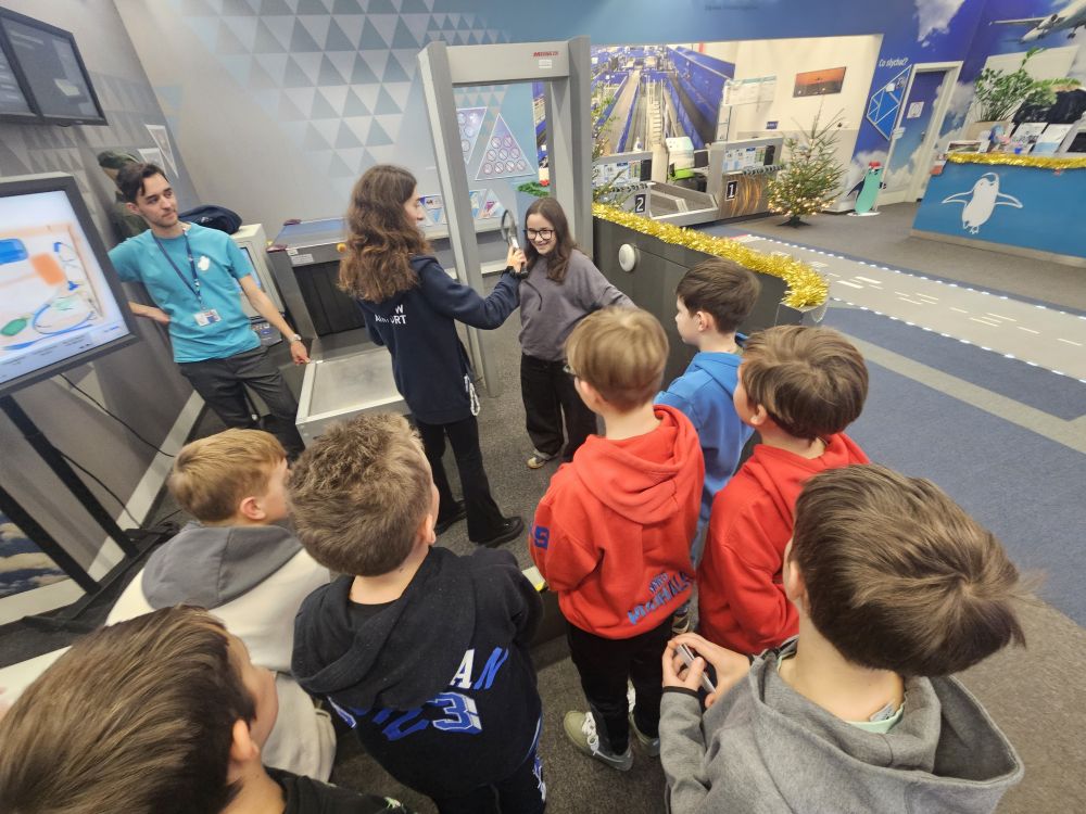 Zdjęcie 26 z 35 – Wycieczka mikołajkowa do Muzeum Lotnictwa Polskiego i Centrum Edukacji Lotniczej na Lotnisku Kraków-Balice