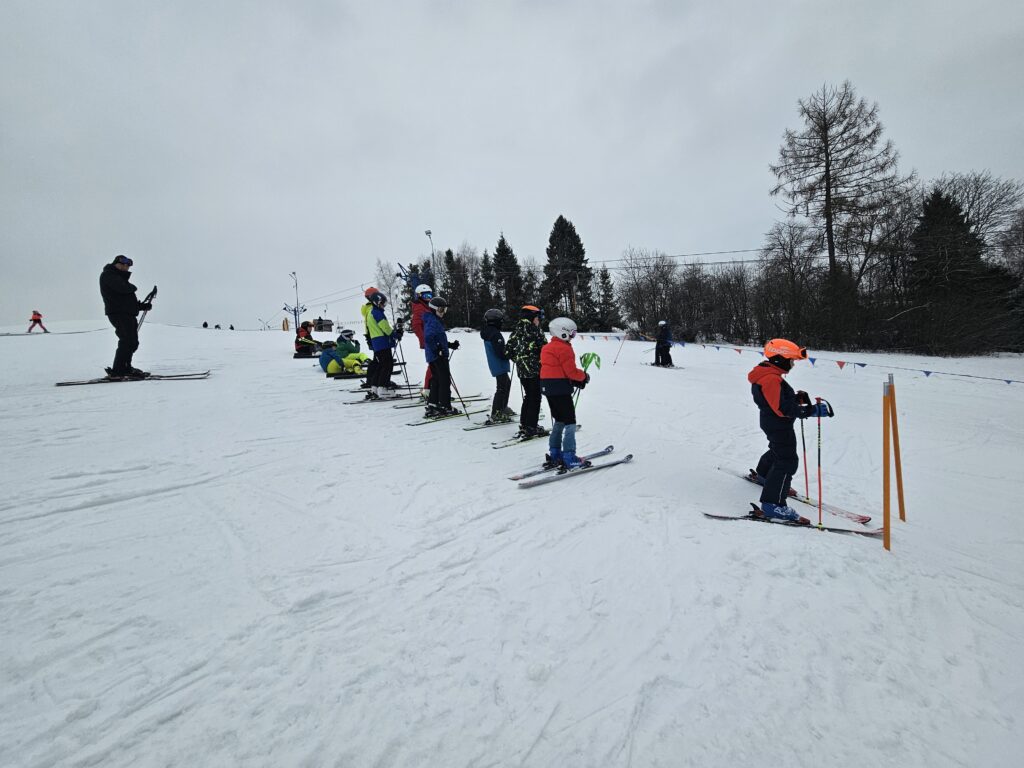 Zdjęcie 2 z 36 – ZIMOWY DZIEŃ SPORTU – MISTRZOSTWA SZKOŁY PODSTAWOWEJ NR 1 W NARCIARSTWIE ALPEJSKIM