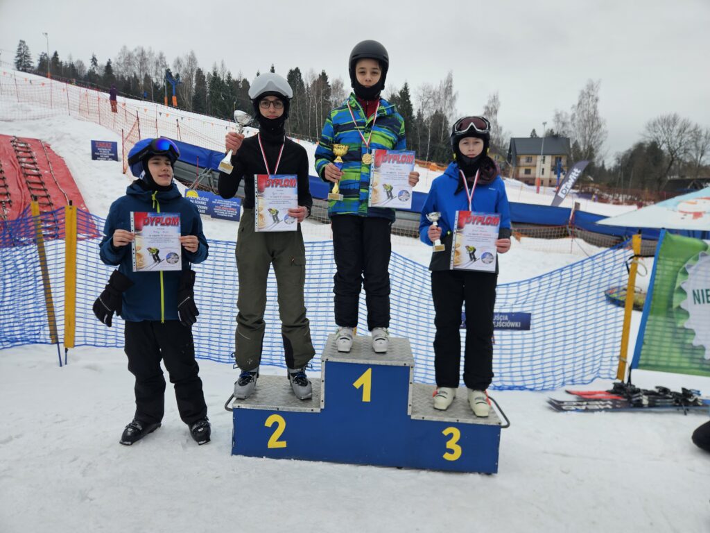 Zdjęcie 33 z 36 – ZIMOWY DZIEŃ SPORTU – MISTRZOSTWA SZKOŁY PODSTAWOWEJ NR 1 W NARCIARSTWIE ALPEJSKIM