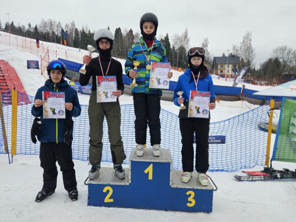 Zdjęcie 34 z 36 – ZIMOWY DZIEŃ SPORTU – MISTRZOSTWA SZKOŁY PODSTAWOWEJ NR 1 W NARCIARSTWIE ALPEJSKIM