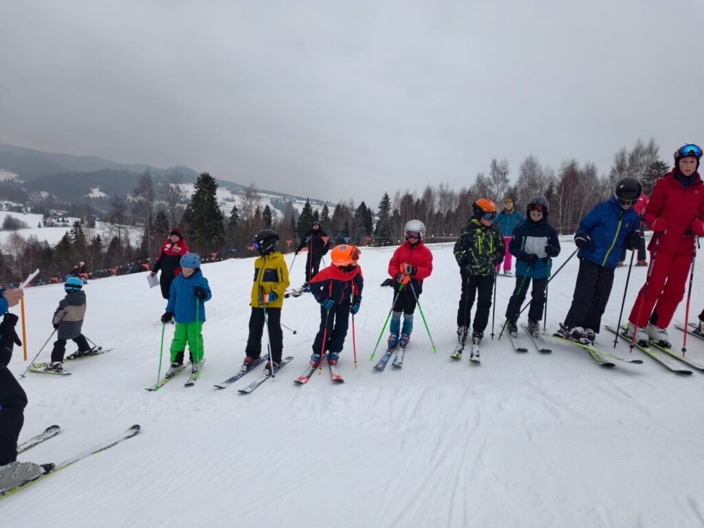 Zdjęcie 5 z 36 – ZIMOWY DZIEŃ SPORTU – MISTRZOSTWA SZKOŁY PODSTAWOWEJ NR 1 W NARCIARSTWIE ALPEJSKIM