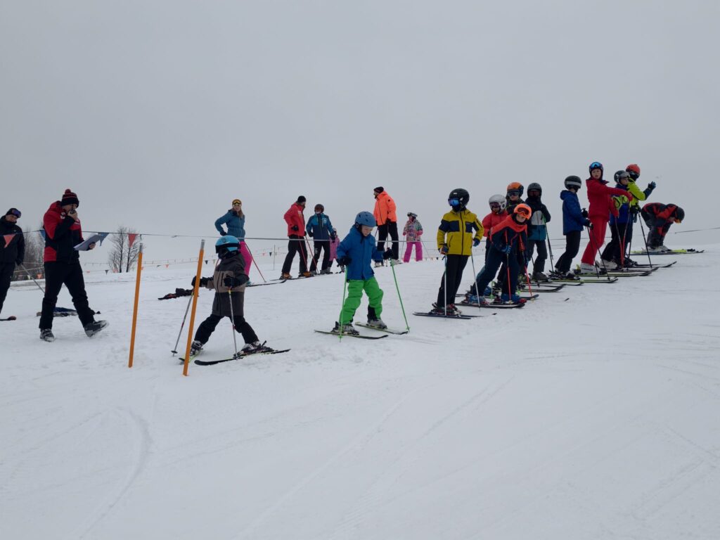 Zdjęcie 7 z 36 – ZIMOWY DZIEŃ SPORTU – MISTRZOSTWA SZKOŁY PODSTAWOWEJ NR 1 W NARCIARSTWIE ALPEJSKIM