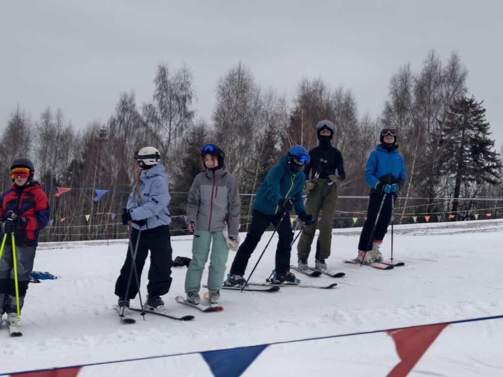 Zdjęcie 11 z 36 – ZIMOWY DZIEŃ SPORTU – MISTRZOSTWA SZKOŁY PODSTAWOWEJ NR 1 W NARCIARSTWIE ALPEJSKIM