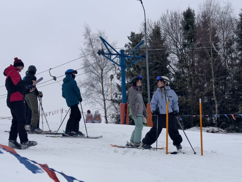 Zdjęcie 12 z 36 – ZIMOWY DZIEŃ SPORTU – MISTRZOSTWA SZKOŁY PODSTAWOWEJ NR 1 W NARCIARSTWIE ALPEJSKIM
