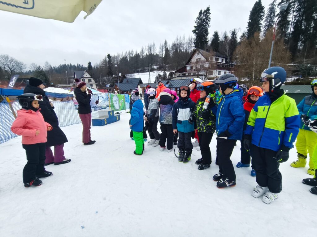 Zdjęcie 14 z 36 – ZIMOWY DZIEŃ SPORTU – MISTRZOSTWA SZKOŁY PODSTAWOWEJ NR 1 W NARCIARSTWIE ALPEJSKIM