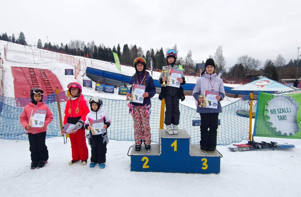 Zdjęcie 21 z 36 – ZIMOWY DZIEŃ SPORTU – MISTRZOSTWA SZKOŁY PODSTAWOWEJ NR 1 W NARCIARSTWIE ALPEJSKIM