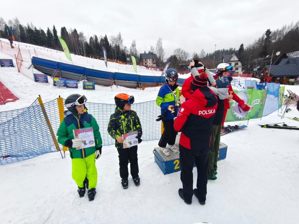 Zdjęcie 27 z 36 – ZIMOWY DZIEŃ SPORTU – MISTRZOSTWA SZKOŁY PODSTAWOWEJ NR 1 W NARCIARSTWIE ALPEJSKIM