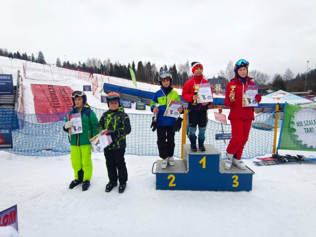 Zdjęcie 30 z 36 – ZIMOWY DZIEŃ SPORTU – MISTRZOSTWA SZKOŁY PODSTAWOWEJ NR 1 W NARCIARSTWIE ALPEJSKIM