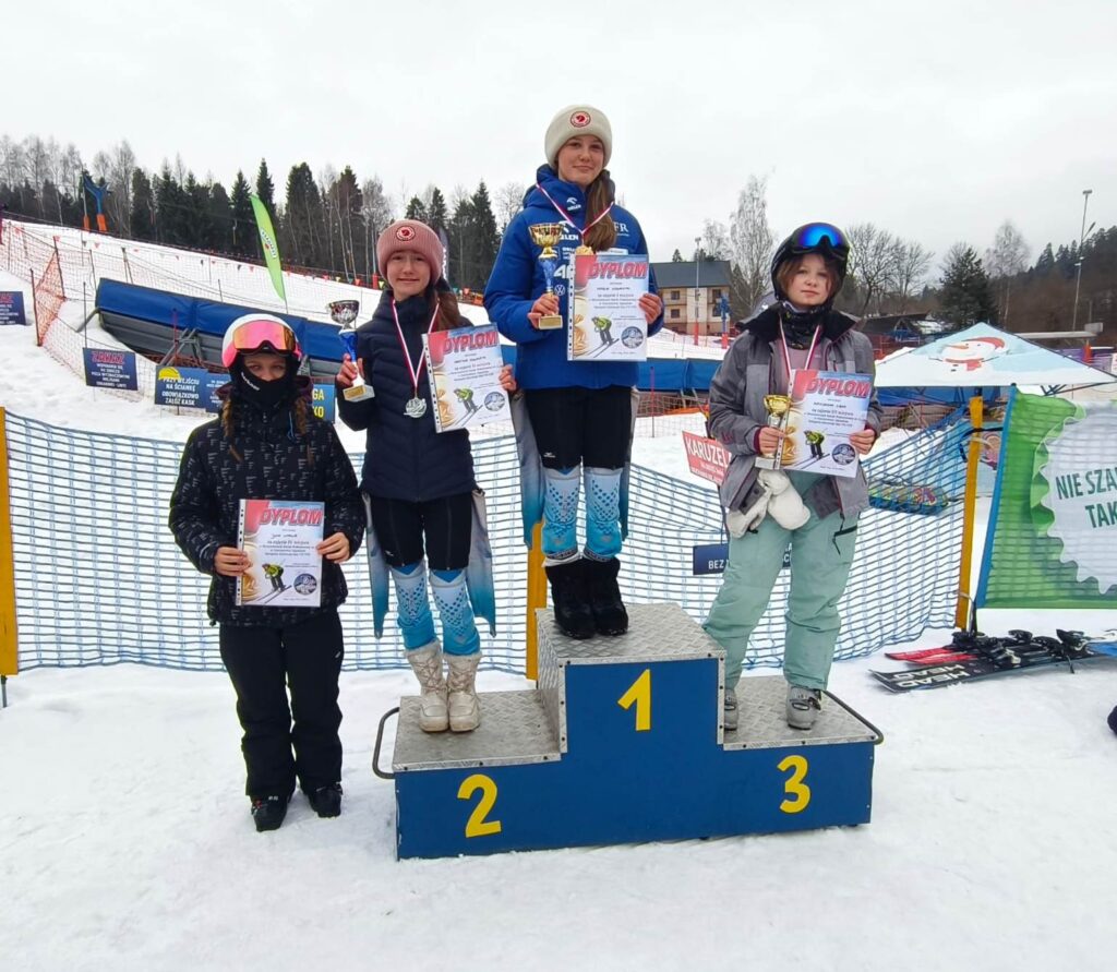 Zdjęcie 32 z 36 – ZIMOWY DZIEŃ SPORTU – MISTRZOSTWA SZKOŁY PODSTAWOWEJ NR 1 W NARCIARSTWIE ALPEJSKIM