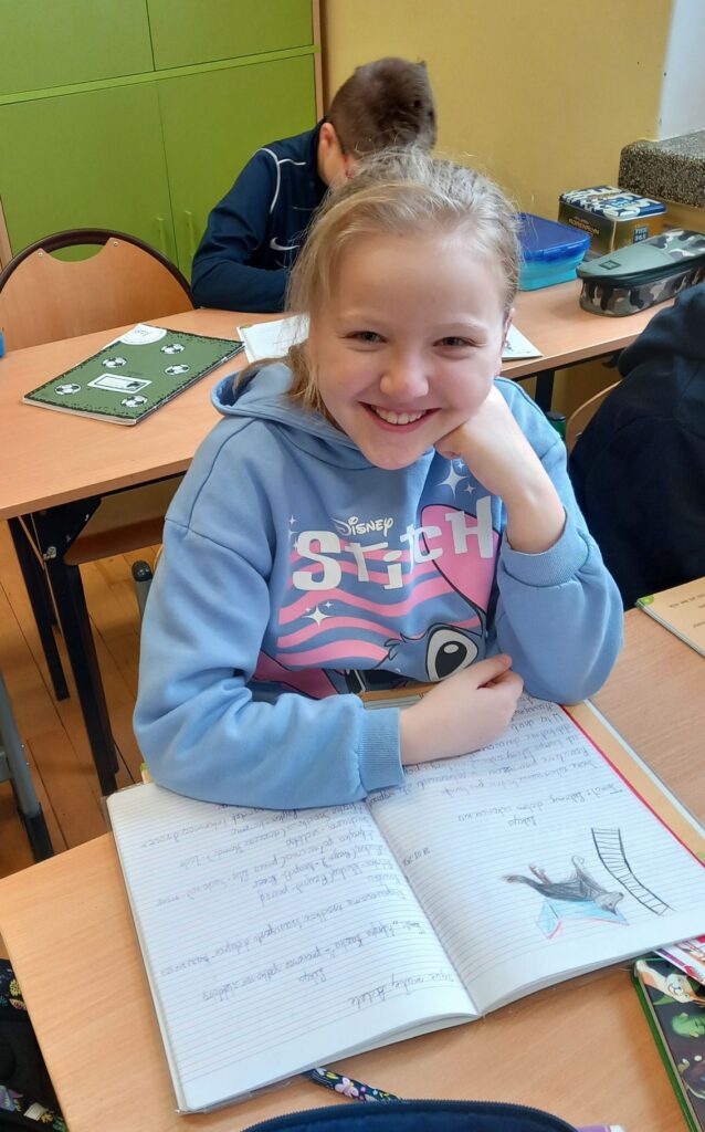 Zdjęcie 3 z 12 – Spotkanie z lekturą klasy 3a i 3b „O psie ,który jeździł koleją”