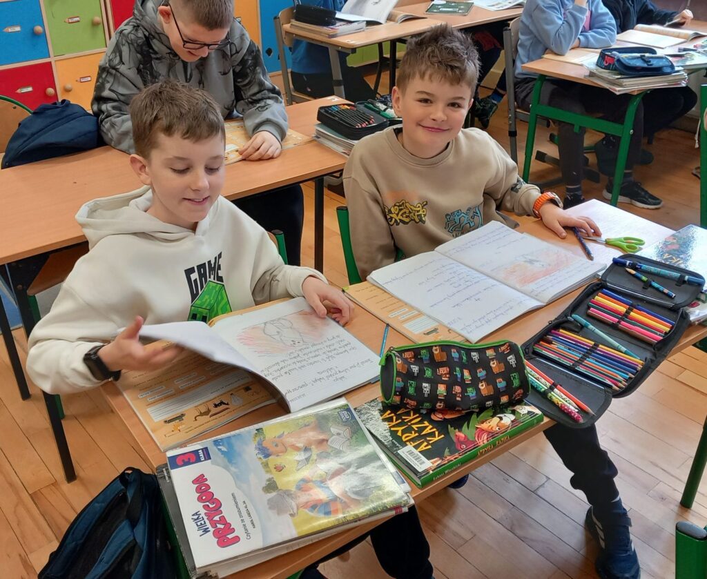 Zdjęcie 6 z 12 – Spotkanie z lekturą klasy 3a i 3b „O psie ,który jeździł koleją”