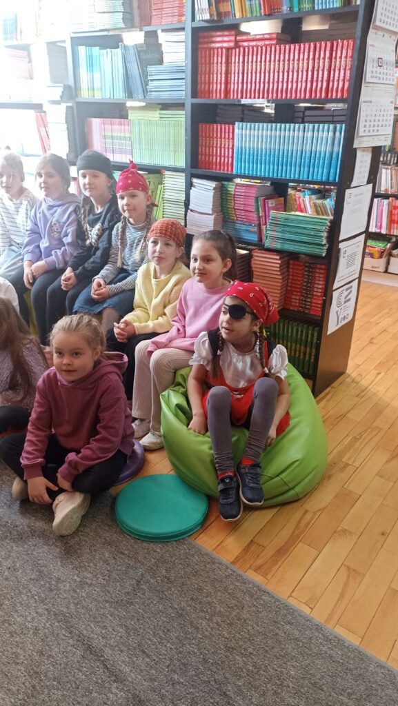 Zdjęcie 34 z 35 – Pasowanie na Czytelnika – Piracka Przygoda z Książką