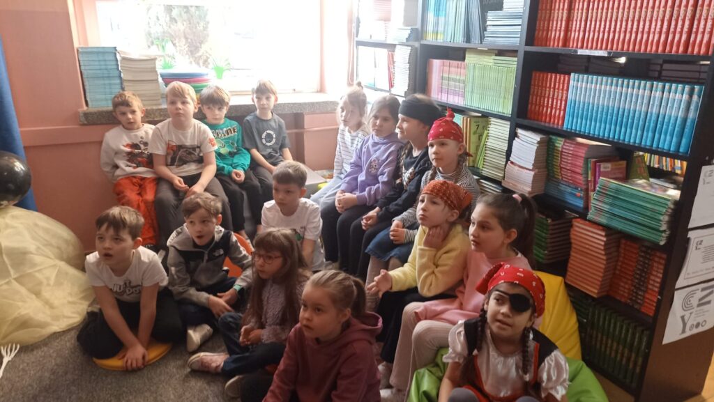 Zdjęcie 33 z 35 – Pasowanie na Czytelnika – Piracka Przygoda z Książką