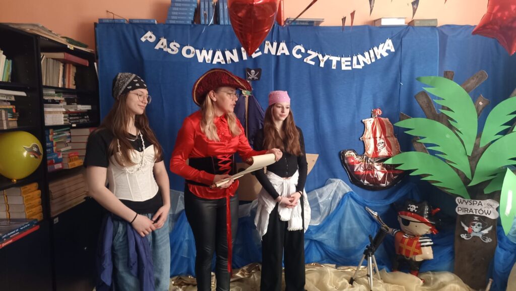 Zdjęcie 31 z 35 – Pasowanie na Czytelnika – Piracka Przygoda z Książką