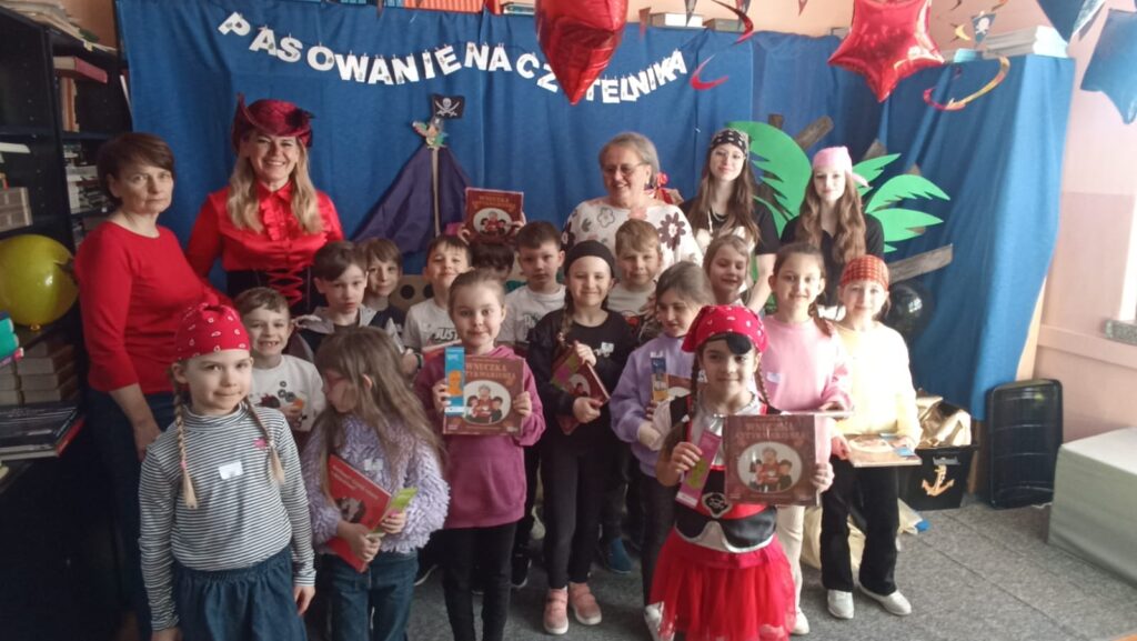 Zdjęcie 1 z 35 – Pasowanie na Czytelnika – Piracka Przygoda z Książką
