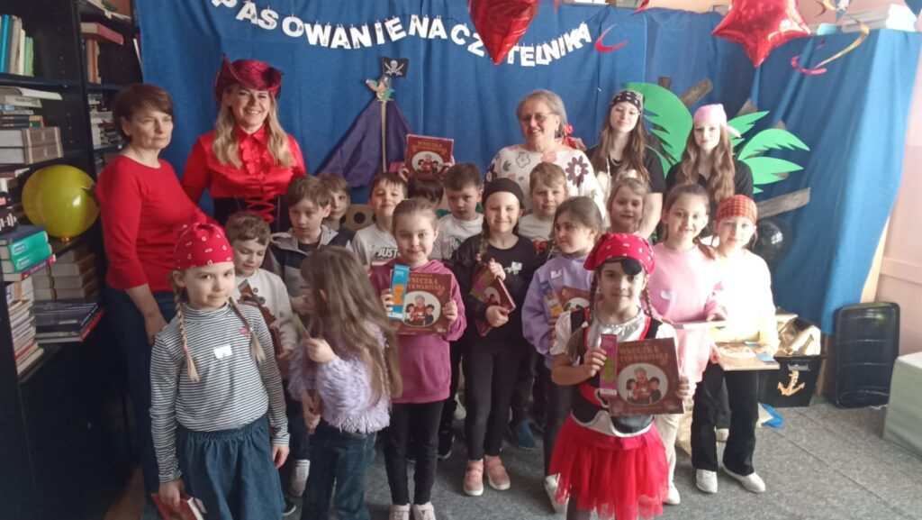 Zdjęcie 28 z 35 – Pasowanie na Czytelnika – Piracka Przygoda z Książką