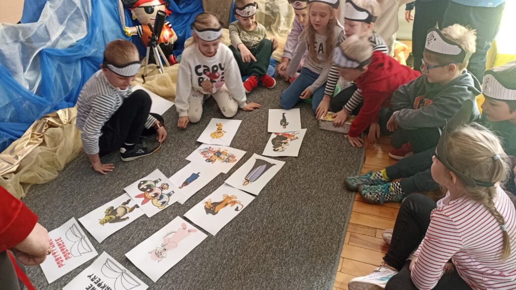 Zdjęcie 25 z 35 – Pasowanie na Czytelnika – Piracka Przygoda z Książką